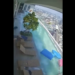 En video quedó registrado el aterrador momento del terremoto en Birmania, cuando turistas disfrutaban en una piscina del ultimo piso de su hotel y empezó a balancearse todo. 